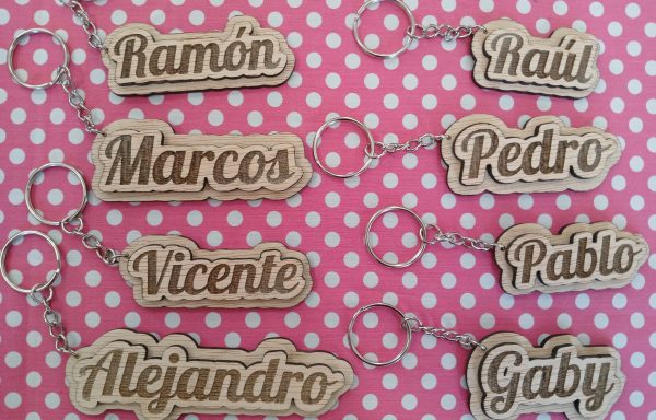 Llaveros grabados en madera